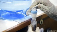 Cairan pencuci tangan yang dibuat UI ini menggunakan formula yang dianjurkan oleh Badan Kesehatan Dunia (WHO).