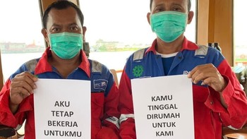 Pegawai PT Pelindo II yang tetap bekerja di kapal (erickthohir/Instagram)