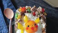Bekal ini diberi  topping telur mata sapi setengah matang dan dibentuk menyerupai pikachu. Kuping, tangan, dan kakinya dibuat dari paprika kuning, lucu ya!Foto: Instagram @etn.co_mam