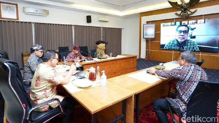 Bupati Banyuwangi Abdullah Azwar Anas melakukan koordinasi online dengan seluruh pimpinan perbankan. Itu untuk memantau perekonomian dan membahas sejumlah opsi guna tetap menggerakkan ekonomi.