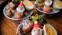 Natal tahun lalu Etoni Mama membuat hidangan spesial untuk ketiga buah hatinya. Ia membuat rice bowl lengkap dengan  daging masak teriyaki dan telur rebus berbentuk Santa Claus. Foto: Instagram @etn.co_mam