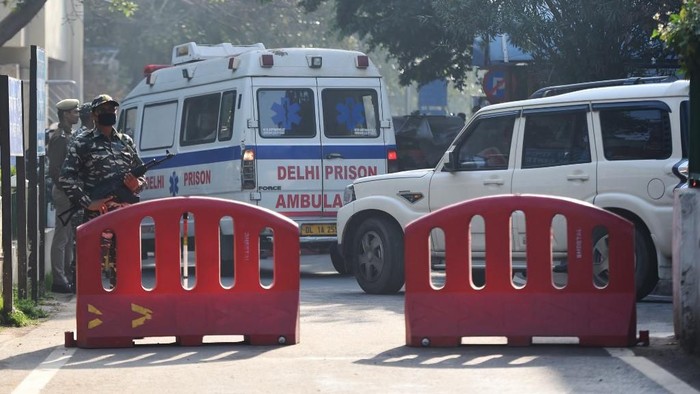 Security personnel stand guard as an ambulance carrying the bodies of four executed men enters Deen Dayal Upadhyay hospital in New Delhi on March 20, 2020. - India executed four men for the gang-rape and murder of a woman on a Delhi bus in 2012 that sparked huge nationwide protests and international revulsion. (Photo by Money SHARMA / AFP)