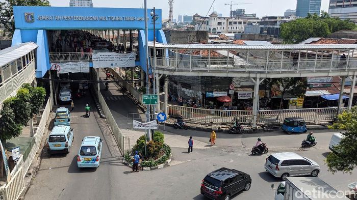Suasana Pasar Tanah Abang di Tengah Wabah Corona Para pedagang beraktifitas di Pasar Tanah Abang, Jakarta, Jumat (20/3/2020). Menurut sejumlah pedagang, terjadi penurunan jumlah pembeli secara signifikan sejak Senin lalu. Sepinya Pasar Tanah Abang karena himbauan berdiam di rumah untuk meminimalisir penyebaran virus Corona.