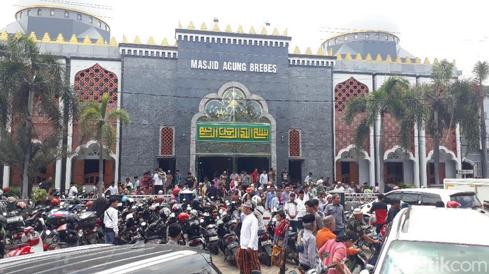 Suasana salat Jumat di Masjid Agung Brebes, Jumat (20/3/2020).