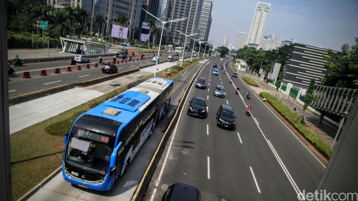 Himbauan bekerja dari rumah untuk meminimalisir persebaran virus corona berdampak pada arus lalu lintas yang lebih sedikit. Seperti terlihat di Jalan Sudirman, Jakarta.