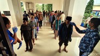 Jamaah yang merasa kurang sehat juga diminta untuk salat di rumah.