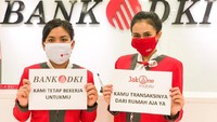 Dua karyawan Bank DKI tengah berpose didepan banking hall di salah satu kantor layanan di Jakarta. Foto: dok. Bank DKI
