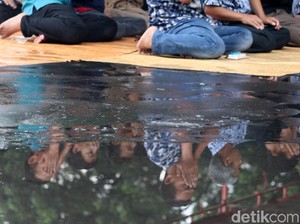 Bubarkan Salat Jumat di Polman, Petugas dan Warga Adu Mulut