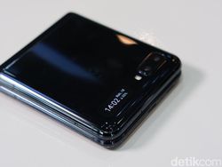 Unboxing Ponsel Layar Lipat Samsung Harga Rp 21,8 Juta