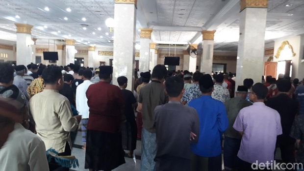 Masjid Agung Brebes Gelar Jumatan, Jemaah Membeludak