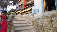 Untuk menuju The Irish Pub, para pendaki harus mengunjungi wilayah Namche Bazar di Nepal yang banyak tempat makan hingga perkampungan. Foto: Istimewa