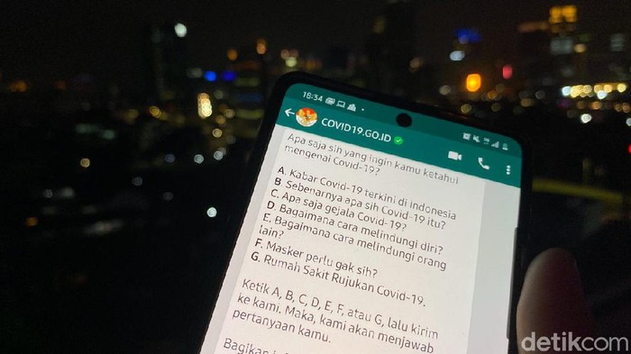 Akun chatbot WhatsApp COVID-19 Akun chatbot WhatsApp COVID-19 resmi Pemerintah RI.