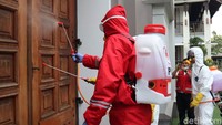 Pintu masuk gereja juga disemprot.