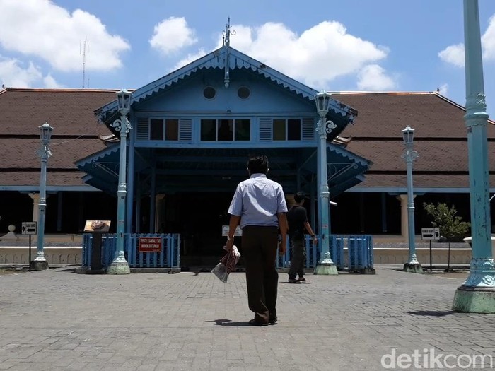 Suasana Salat Jumat di Masjid Agung Surakarta, Jumat (20/3/2020).