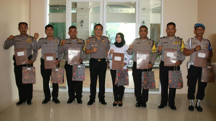 Sri Penunggang Beat Pakai Baju Putih