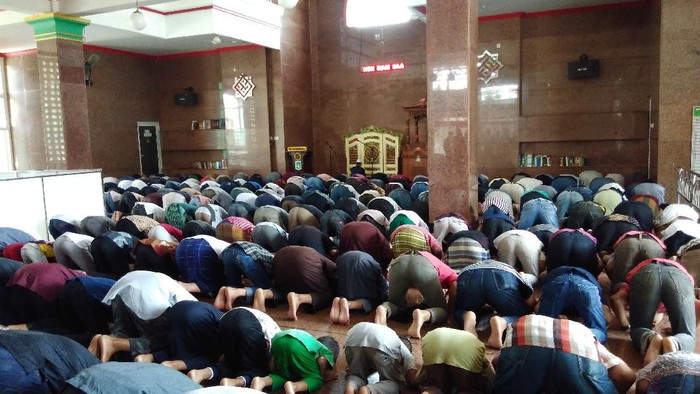 Salat Jumat di Masjid Muhammad Cheng Hoo.