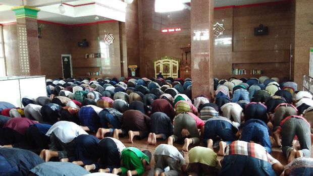 Salat Jumat di Masjid Muhammad Cheng Hoo.