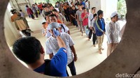 Antrean panjang warga yang akan salat Jumat terlihat di pintu masuk Masjid Agung Kota Sukabumi.