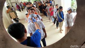 Gelar Salat Jumat, Warga Antre di Masjid Agung Kota Sukabumi