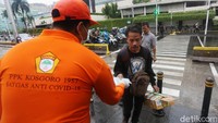 Sebanyak 3.000 paket masker dan hand sanitizer dibagikan kepada masyarakat guna mencegah penyebaran virus corona.