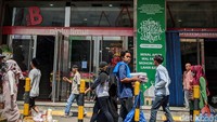 Lalu lalang warga juga tetap terlihat di Blok B Pasar Tanah Abang.