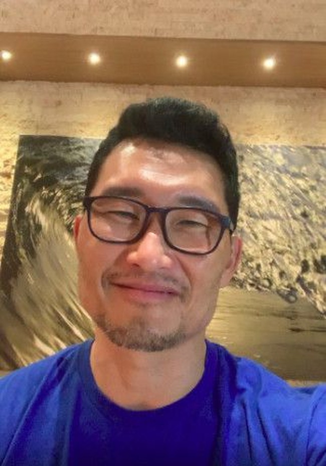 Aktor Korea-Amerika Daniel Dae Kim mengaku positif terjangkit virus Corona. Kemarin saya didiagnosa positif COVID-19, penyakit yang disebabkan oleh virus Corona. Tampaknya saya akan baik-baik saja, tetapi saya ingin berbagi pengalaman dengan harapan kalian merasa informasi ini informatif dan berguna. Semoga kalian semua tetap aman, tenang, dan sehat, demikian Daniel berbicara di video yang diunggahnya ke Instagram Jumat (20/3/2020). Foto: Daniel Dae Kim. Instagram