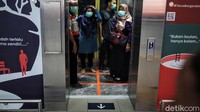 Di lantai kereta juga dipasangi garis penanda jarak antara satu penumpang dengan penumpang lainnya.