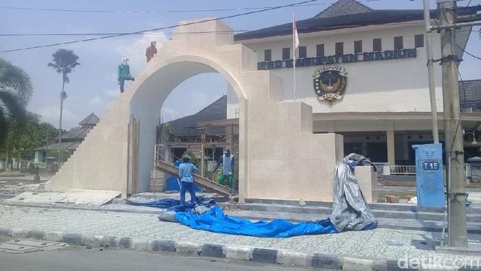 DPRD Kabupaten Madiun nekat melakukan kunjungan kerja (kunker) ke Jawa Barat. Padahal, virus corona tengah mewabah.