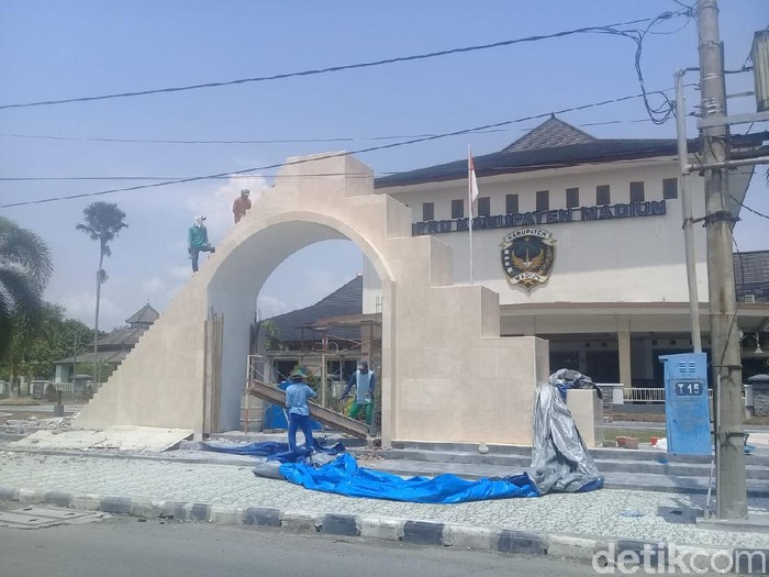 DPRD Kabupaten Madiun nekat melakukan kunjungan kerja (kunker) ke Jawa Barat. Padahal, virus corona tengah mewabah.