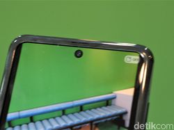 Unboxing Ponsel Layar Lipat Samsung Harga Rp 21,8 Juta