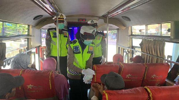 Tekan Penyebaran Corona di Gresik, Polisi Bagi Masker dan Hand Sanitizer