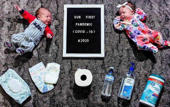 Para bayi yang sedang berbaring terlihat dikelilingi barang-barang, seperti tisu toilet, hand sanitizer, tisu basah untuk bayi, pampers hingga susu. Foto: Instagram @jenpittman82