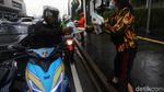 Agung Laksono Bagi-bagi Masker ke Pengendara
