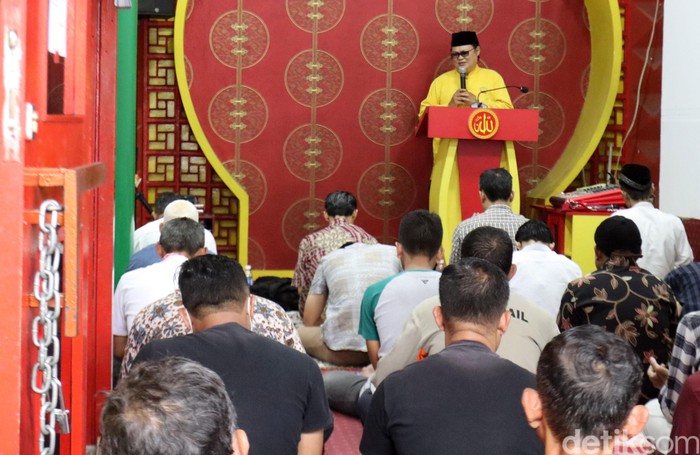 Salat Jumat di Tengah Wabah Corona Di tengah wabah corona, Masjid Lautze, Kota Bandung, tetap menggelar salat Jumat. Ratusan orang mengikuti salat Jumat ini.