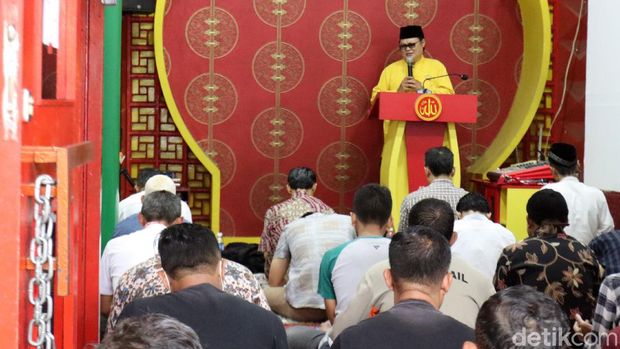 Di tengah wabah corona, Masjid Lautze, Kota Bandung, tetap menggelar salat Jumat. Ratusan orang mengikuti salat Jumat ini.