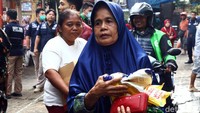 Sejumlah warga meninggalkan Pasar Palmerah usai belanja kebutuhan pokok. Sebelumnya Irjen Nana memastikan stok pangan untuk kebutuhan masyarakat DKI Jakarta masih mencukupi.