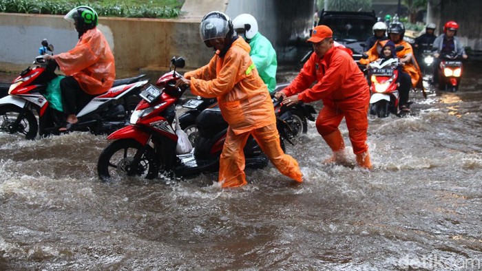 Hujan deras yang mengguyur Jakarta mebuat Kolong Semanggi, Jakarta Selatan, tergenang banjir, Jumat (20/3/2020). Sejumlah sepeda motor pun mogok.