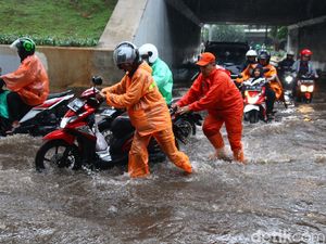 Jakarta Diguyur Hujan, Kolong Semanggi-Jl Gatsu Terendam Banjir