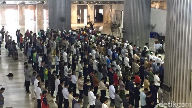 Zuhur Tetap Ada Meski Salat Jumat Ditiadakan Di Masjid Istiqlal Saf Tak Rapat