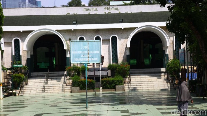 Selain itu segala bentuk aktifitas dakwah di Masjid Agung Sunda Kelapa juga ditunda sampai batas waktu yang belum ditentukan.