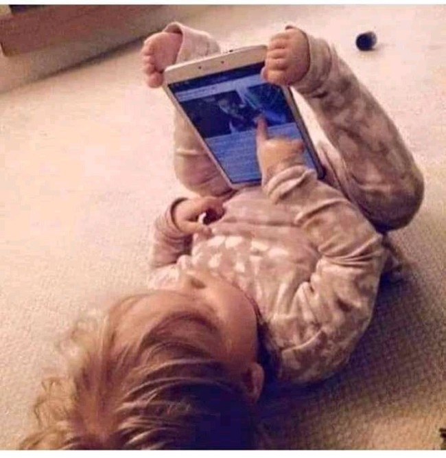 Godaan terbesar belajar di rumah adalah melepaskan gadget. Sulit untuk berhenti main hp meskipun dihimbau belajar di rumah. Foto: Istimewa