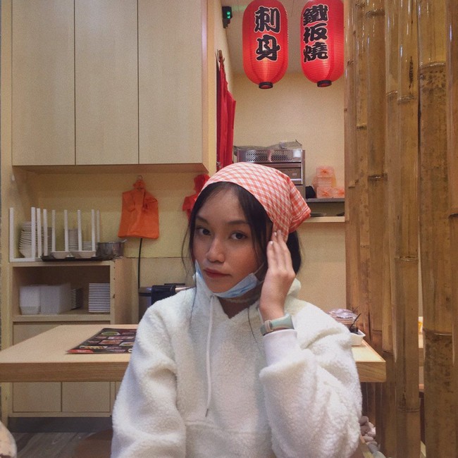 Qis pun menjelaskan bahwa dirinya tak menyangka jika transformasi fotonya itu jadi viral di Twitter. Tak sedikit netizen mengungkapkan jika pria yang pernah menolaknya tentu akan menyesal. Foto: Twitter