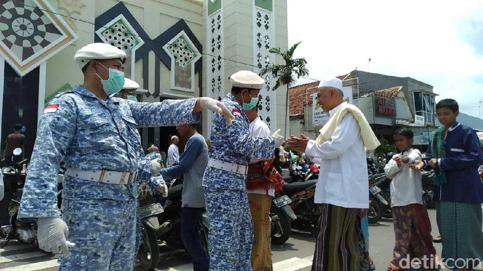Salat jumat di Masjid Agung Kota Tegal di tengah wabah Corona, 20/3/2020
