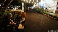 Terlihat hanya beberapa warga yang masih nongkrong.