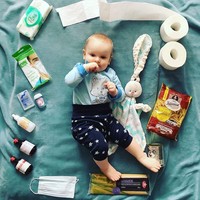 Beberapa orangtua menambah sentuhan pribadi, misalnya dengan menyelipkan boneka. Foto: Instagram @1moryak