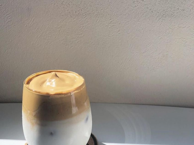 Resep Dalgona Coffee Tanpa Mixer, Cuma 4 Menit dan Anti Gagal Resep Dalgona Coffee Tanpa Mixer, Cuma 4 Menit dan Anti Gagal