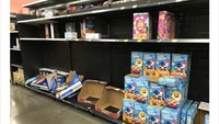 Sereal dengan merek Baby Shark yang populer di kalangan anak-anak, jadi satu-satunya sereal yang tidak diborong oleh pengunjung supermarket ini. Foto: Istimewa