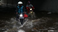 Ketingggian air mencapai 20 cm.