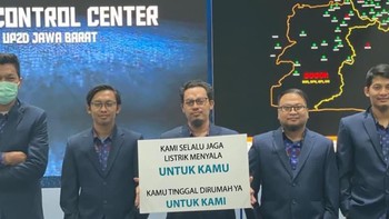 Pegawai PLN tetap bekerja memastikan semua masyarakat mendapatkan pasokan listrik (erickthohir/Instagram)
