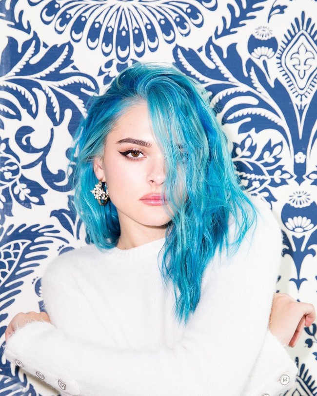 Penyanyi muda Charlotte Lawrence mengumumkan di Instagramnya bahwa dia positif terinfeksi COVID-19. Beberapa hari lalu dokterku memberitahu ku bahwa aku terkena COVID-19. Banyak dari kita yang juga akan terkena. Aku benar-benar baik-baik saja, tulisnya di Instagram pada Rabu (18/3/2020). Charlotte yang mengisi soundtrack film Birds of Prey itu pun meminta pada para pengikutnya di Instagram untuk mendoakannya. Dia juga menyarankan agar siapapun di luar sana untuk tetap berada di dalam rumah, baik yang sakit ataupun tidak. Foto: Dok. Instagram